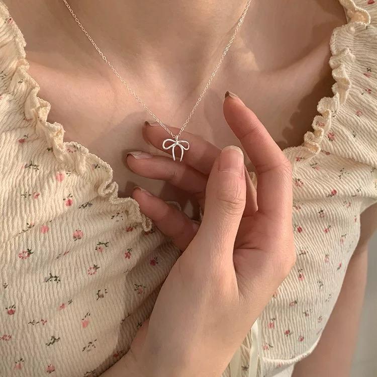 Simple Bow Line Necklace
